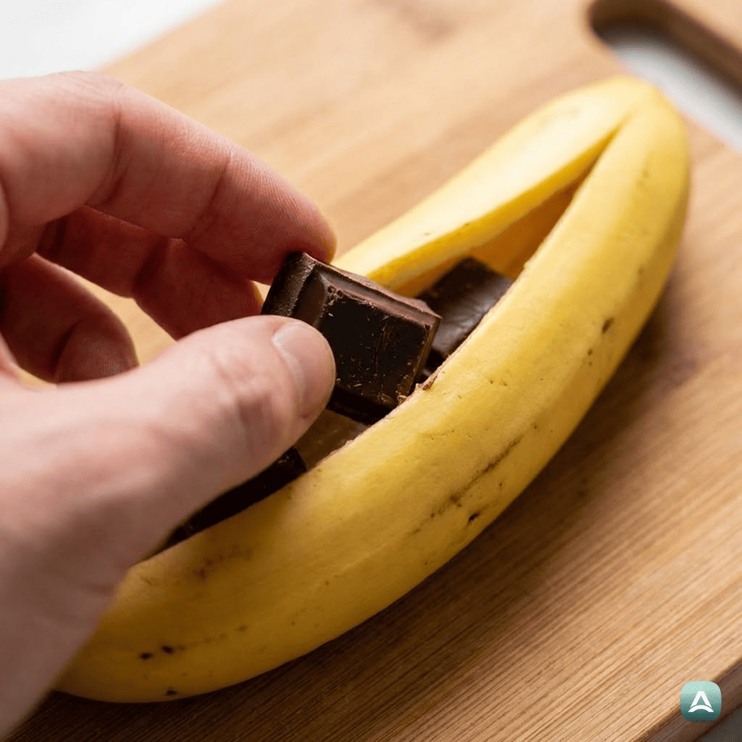 SI_Recipes_PečenePolnjeneBananeSTemnoČokoladoInHrustljavimiLešniki_4