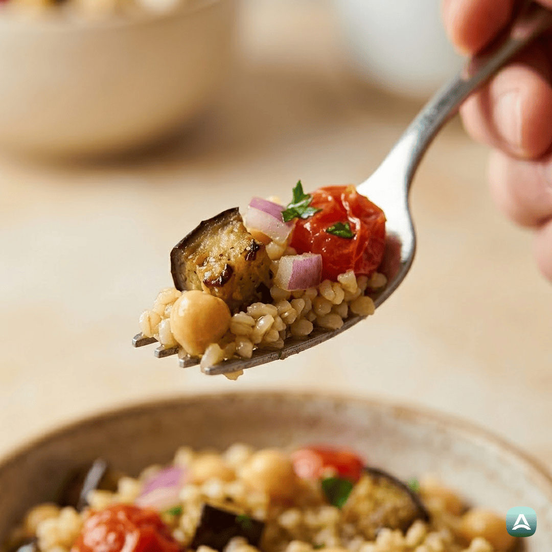 SI_Recipes_MediteranskaBulgurSolataSPečenimiJajčevci,ParadižnikomInČičeriko_2