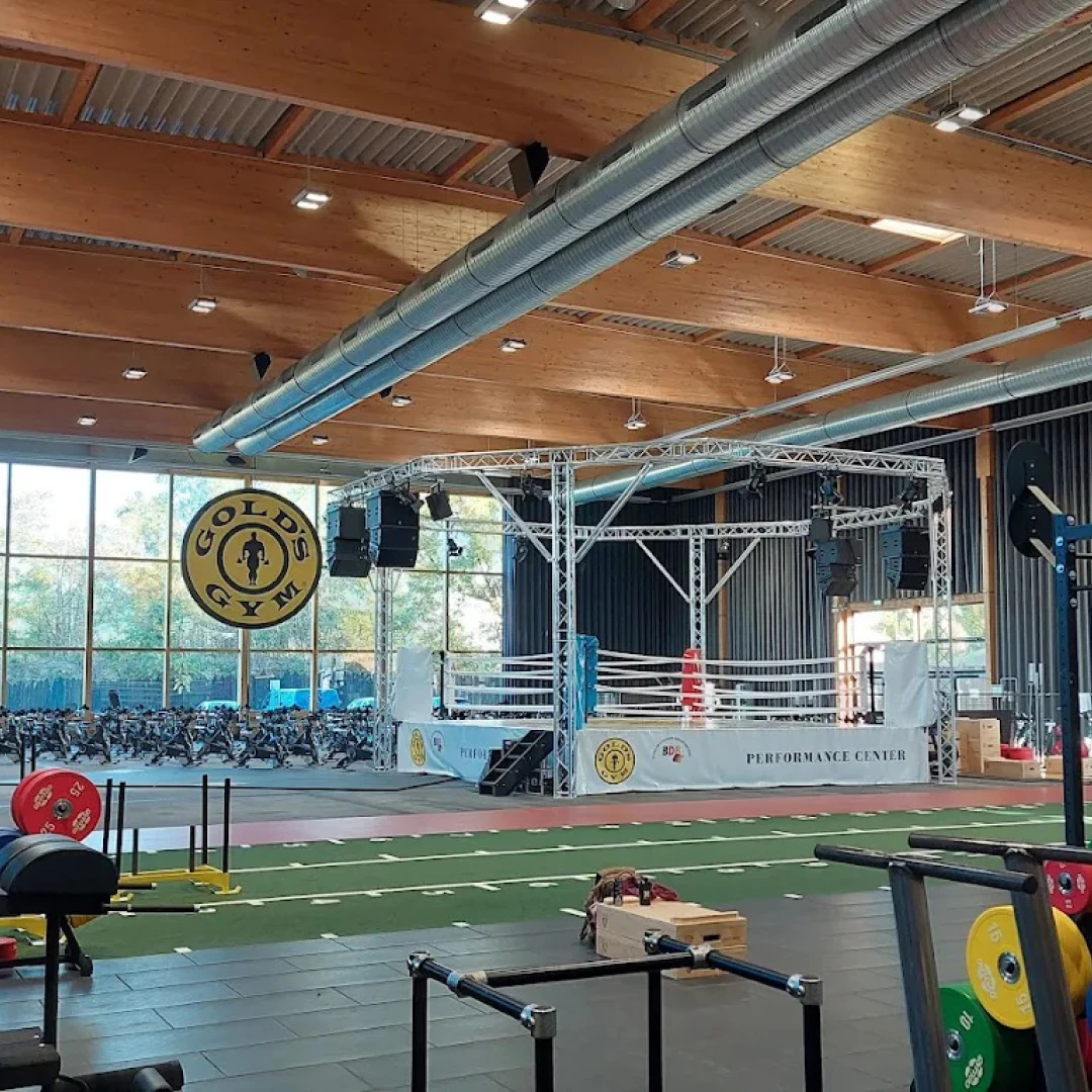 de_Gyms_Gold'sGym_0