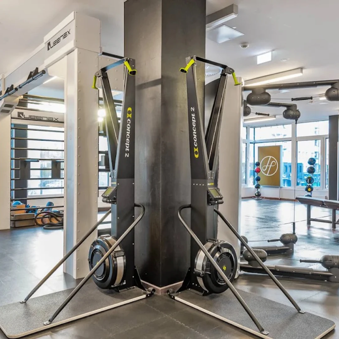 de_Gyms_HolmesPlaceBerlinBismarckstrasse_0