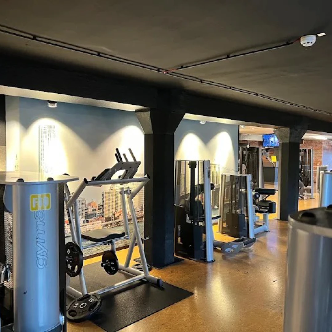 de_Gyms_McFitBerlinTempelhof_1