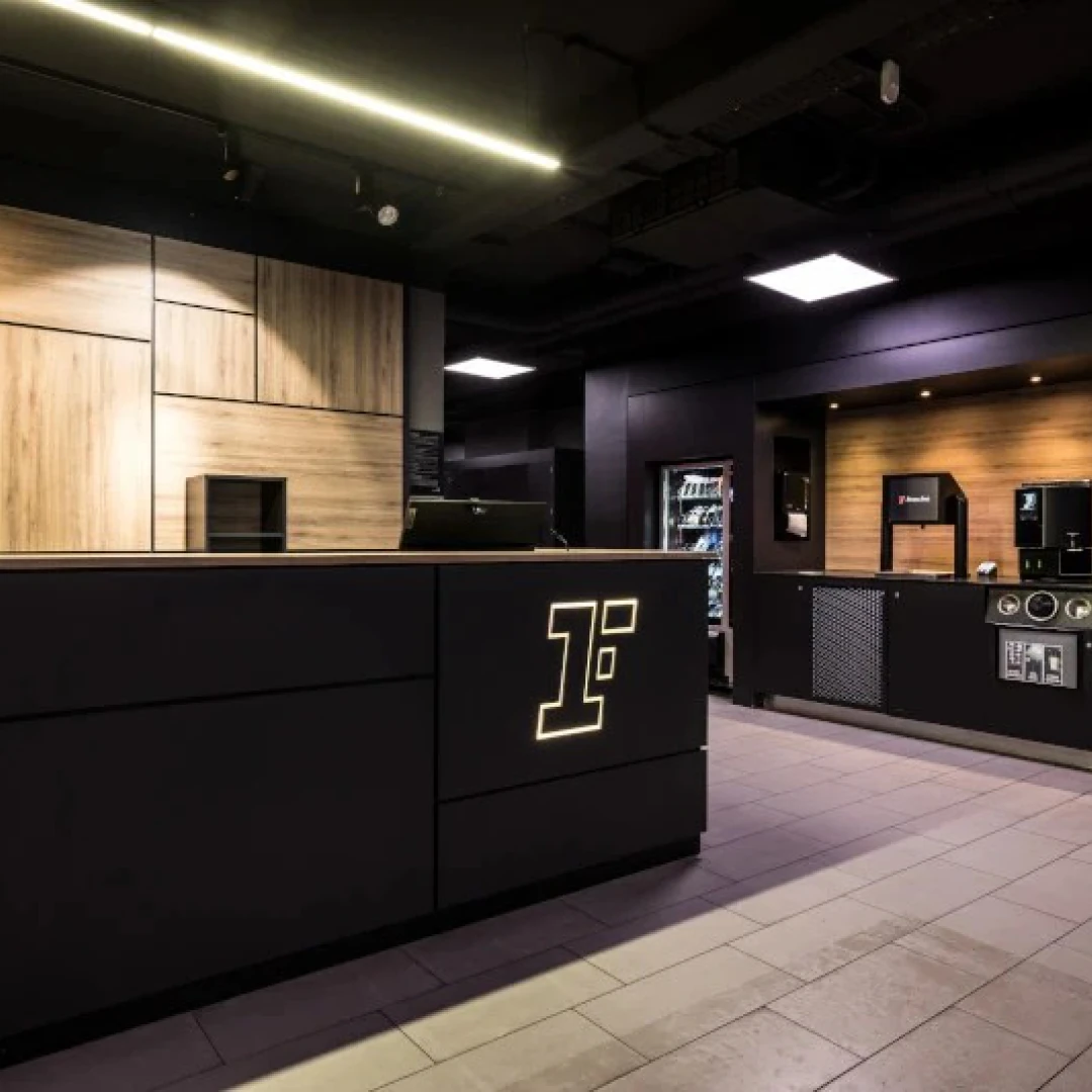 de_Gyms_FitnessFirstHamburgLüneburgerTor_5