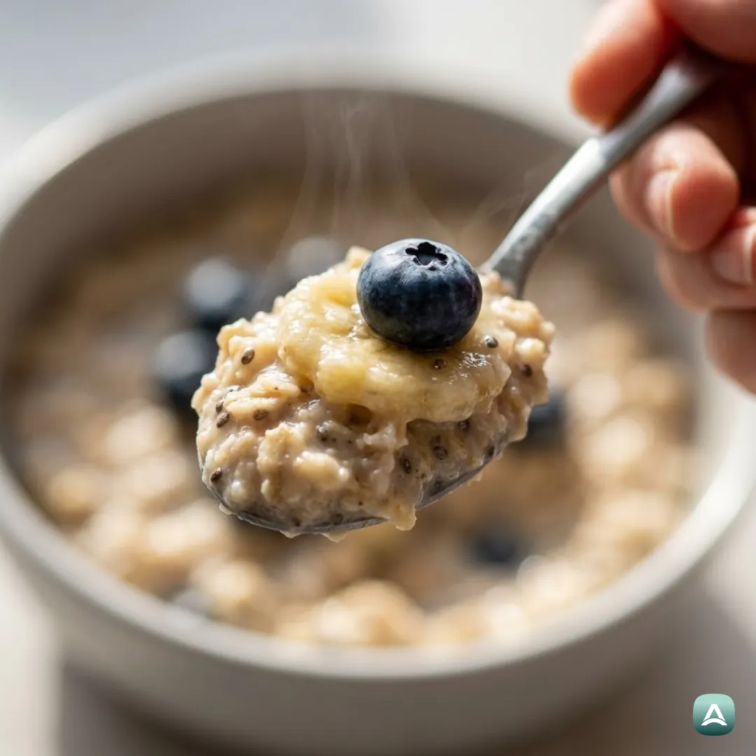 US_Recipes_CreamyCookedOatmealWithMashedBananaAndBlueberries_2